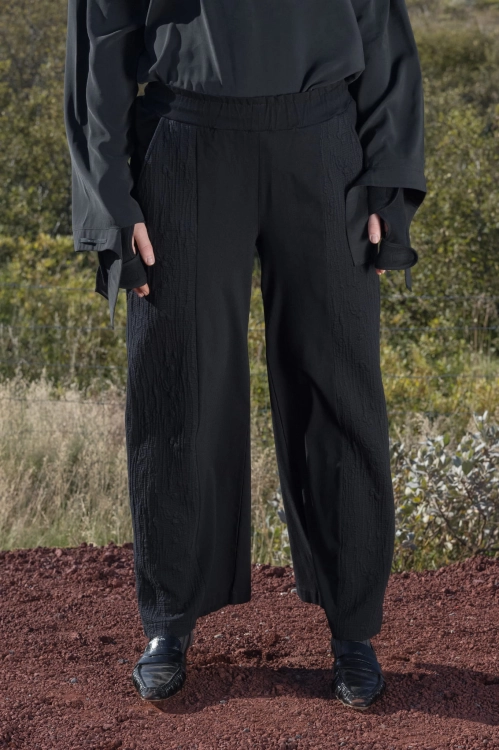 Spodnie czarne ze strukturami eleganckie szerokie (5).jpg