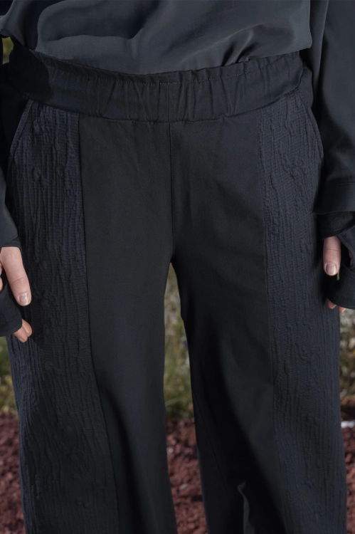 Spodnie czarne ze strukturami eleganckie szerokie (11).jpg
