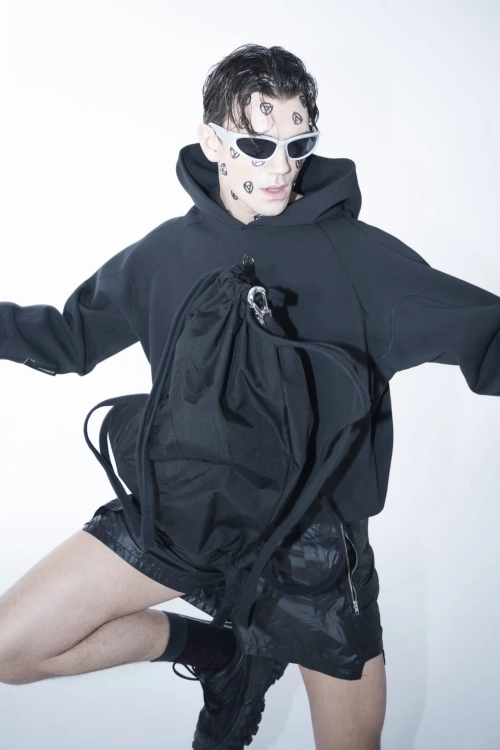 Plecak z cordury festiwalowy elegancki z aplikacją czarny synthetic karabińszyk fashion (13).jpg