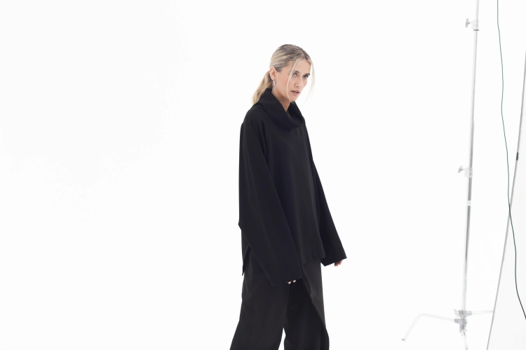 Bluzka z tubą oversize czarna rayon synthetic oddychająca (10).jpg