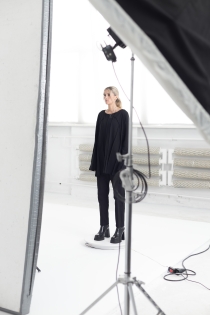 Bluza dresowa z przeszyciami szeroki dekolt bawełna szlachetna surowe wykończenie (7).jpg