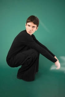 Bluza dresowa szeroki dekolt z przeszyciami synthetic crewneck przez głowę raw awangardowa czarna (8).jpg