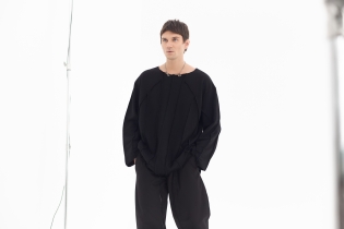 Bluza dresowa szeroki dekolt z przeszyciami synthetic crewneck przez głowę raw awangardowa czarna (9).jpg