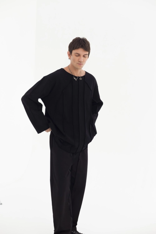 Bluza dresowa szeroki dekolt z przeszyciami synthetic crewneck przez głowę raw awangardowa czarna (1).jpg