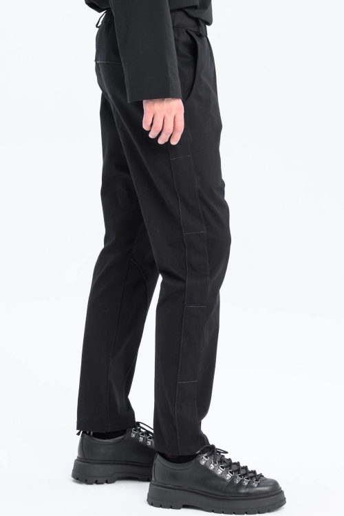 Spodnie dopasowane synthetic czarne garniturowe eleganckie casual do biura z przeszyciami made in poland (1).jpg