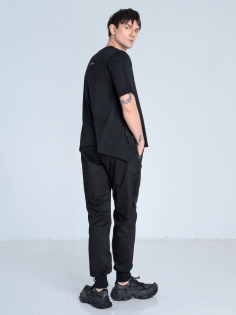 SS26 t-shirt męski z dekoltem oversize lekki na lato czarny_0008_KJ6_9764.jpg