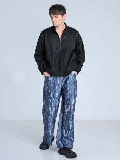 SS26 spodnie niebieskie męskie pattern bawełniane_0002_KJ6_0090.jpg