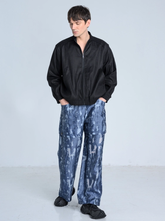 SS26 spodnie niebieskie męskie pattern bawełniane_0002_KJ6_0090.jpg