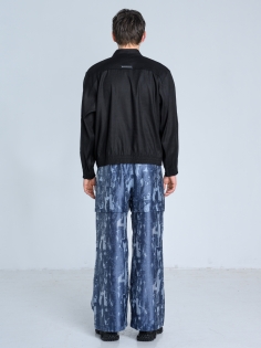 SS26 spodnie niebieskie męskie pattern bawełniane_0004_KJ6_0086.jpg