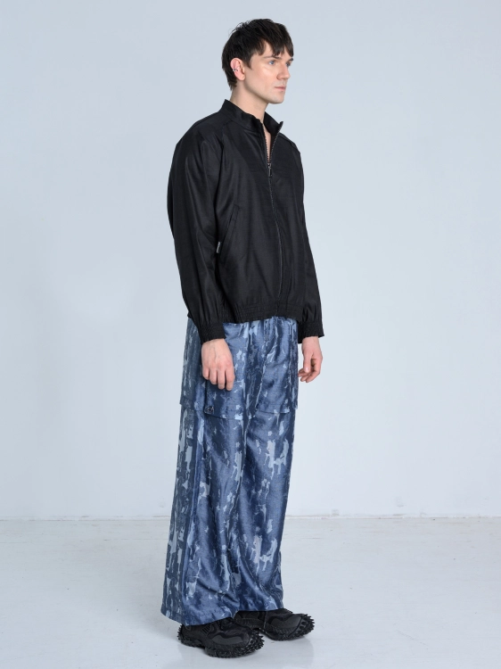 SS26 spodnie niebieskie męskie pattern bawełniane_0005_KJ6_0084.jpg