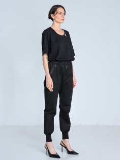 SS26 spodnie czarne ze ściągaczem damskie tech_0004_KJ6_8857.jpg