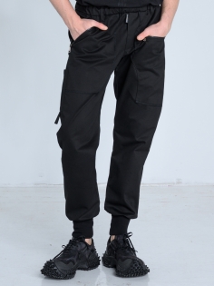 SS26 spodnie czarne z mankietem dopasowane_0003_KJ6_9531 copy.jpg