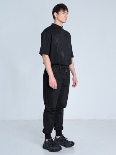 SS26 spodnie czarne z mankietem dopasowane_0006_KJ6_9519.jpg