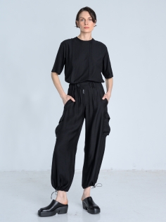 SS26 Spodnie przewiewne damskie wiskoza czarne ekskluzywne_0004_KJ6_0080.jpg