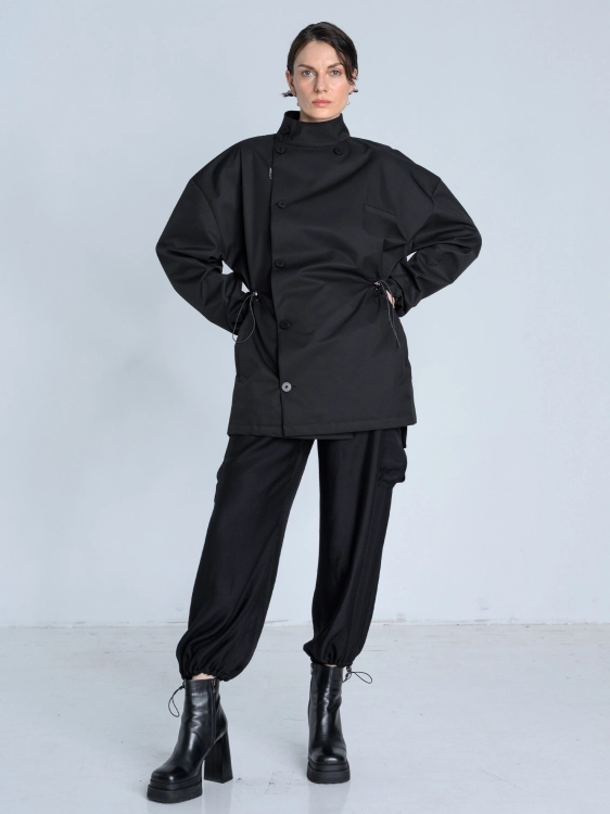 SS26 Kurtka marynarka przeciwdeszczowa trenchcoat krótki czarny_0000_KJ6_0262.jpg