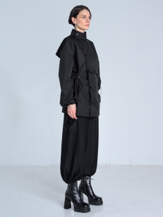 SS26 Kurtka marynarka przeciwdeszczowa trenchcoat krótki czarny_0002_KJ6_0239.jpg