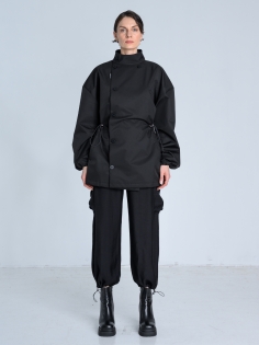 SS26 Kurtka marynarka przeciwdeszczowa trenchcoat krótki czarny_0003_KJ6_0236.jpg