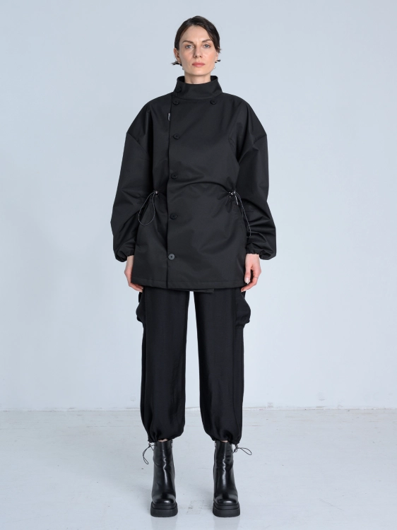 SS26 Kurtka marynarka przeciwdeszczowa trenchcoat krótki czarny_0003_KJ6_0236.jpg
