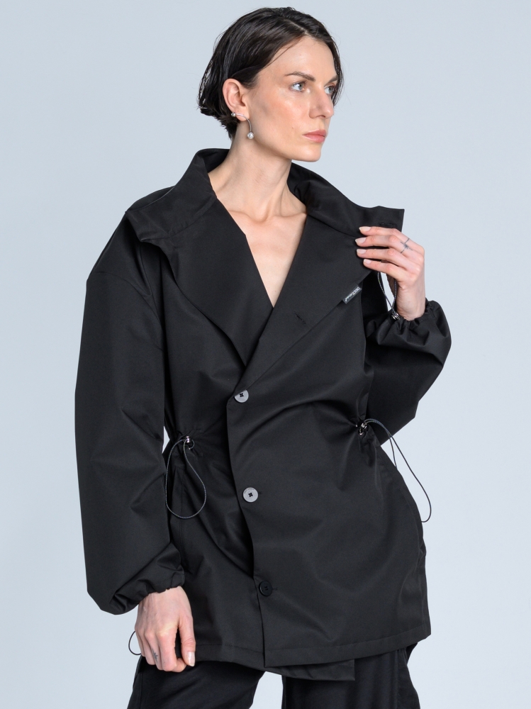 SS26 Kurtka marynarka przeciwdeszczowa trenchcoat krótki czarny_0006_KJ6_0279 copy.jpg