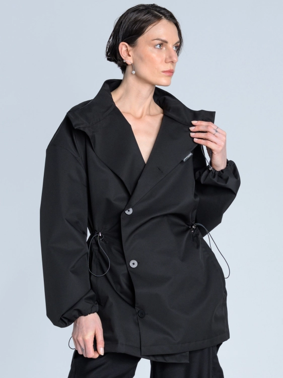 SS26 Kurtka marynarka przeciwdeszczowa trenchcoat krótki czarny_0006_KJ6_0279 copy.jpg