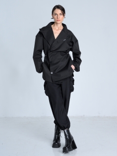 SS26 Kurtka marynarka przeciwdeszczowa trenchcoat krótki czarny_0008_KJ6_0274.jpg