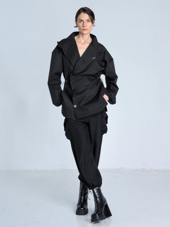 SS26 Kurtka marynarka przeciwdeszczowa trenchcoat krótki czarny_0008_KJ6_0274.jpg