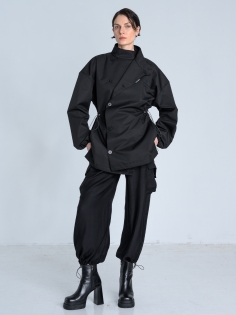 SS26 Kurtka marynarka przeciwdeszczowa trenchcoat krótki czarny_0009_KJ6_0271.jpg