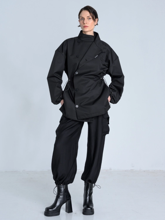 SS26 Kurtka marynarka przeciwdeszczowa trenchcoat krótki czarny_0009_KJ6_0271.jpg