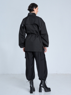 SS26 Kurtka marynarka przeciwdeszczowa trenchcoat krótki czarny_0011_KJ6_0267.jpg