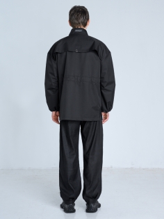 SS26 marynarka przeciwdeszczowa trench krótki czarny ze stójką_0000_KJ6_9343.jpg
