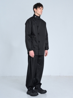 SS26 marynarka przeciwdeszczowa trench krótki czarny ze stójką_0001_KJ6_9341.jpg