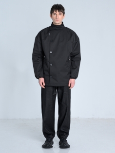 SS26 marynarka przeciwdeszczowa trench krótki czarny ze stójką_0002_KJ6_9339.jpg