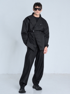 SS26 marynarka przeciwdeszczowa trench krótki czarny ze stójką_0003_KJ6_9428.jpg