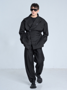 SS26 marynarka przeciwdeszczowa trench krótki czarny ze stójką_0004_KJ6_9420.jpg