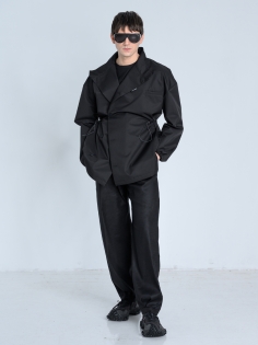 SS26 marynarka przeciwdeszczowa trench krótki czarny ze stójką_0005_KJ6_9416.jpg