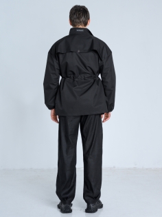 SS26 marynarka przeciwdeszczowa trench krótki czarny ze stójką_0006_KJ6_9413.jpg