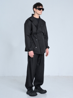 SS26 marynarka przeciwdeszczowa trench krótki czarny ze stójką_0007_KJ6_9411.jpg