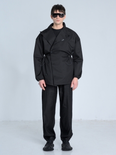 SS26 marynarka przeciwdeszczowa trench krótki czarny ze stójką_0008_KJ6_9409.jpg