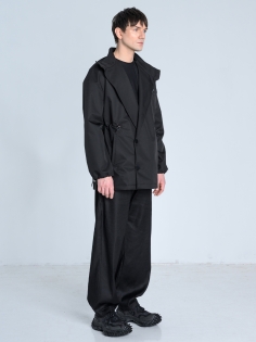 SS26 marynarka przeciwdeszczowa trench krótki czarny ze stójką_0011_KJ6_9395.jpg