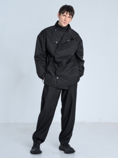 SS26 marynarka przeciwdeszczowa trench krótki czarny ze stójką_0013_KJ6_9390.jpg