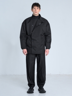 SS26 marynarka przeciwdeszczowa trench krótki czarny ze stójką_0014_KJ6_9384.jpg