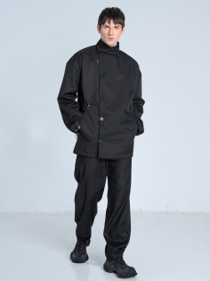 SS26 marynarka przeciwdeszczowa trench krótki czarny ze stójką_0015_KJ6_9372.jpg