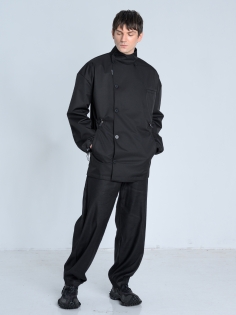 SS26 marynarka przeciwdeszczowa trench krótki czarny ze stójką_0016_KJ6_9371.jpg