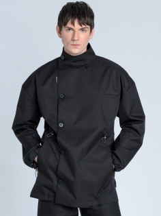 SS26 marynarka przeciwdeszczowa trench krótki czarny ze stójką_0017_KJ6_9370 copy.jpg