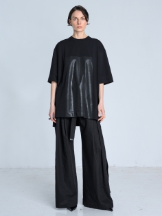 SS26 t-shirt czarny oversize z minimalistycznym printem_0003_KJ6_0734.jpg