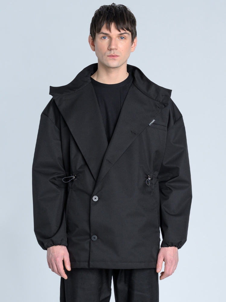 SS26 marynarka przeciwdeszczowa trench krótki czarny ze stójką_0012_KJ6_9393.jpg