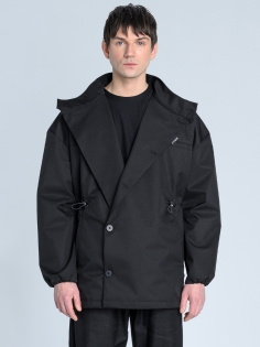 SS26 marynarka przeciwdeszczowa trench krótki czarny ze stójką_0012_KJ6_9393.jpg