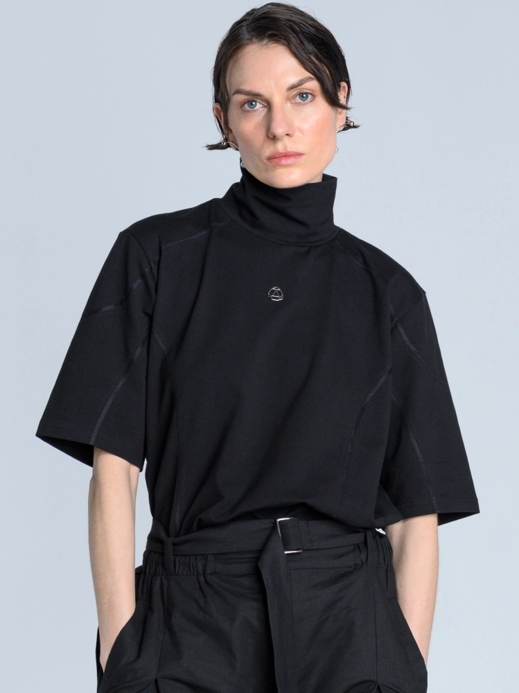 SS26 golf z krótkim rękawem i przeszyciami czarny na lato_0003_KJ6_0640 copy.jpg