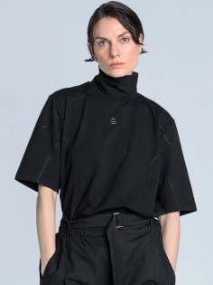 SS26 golf z krótkim rękawem i przeszyciami czarny na lato_0003_KJ6_0640 copy.jpg